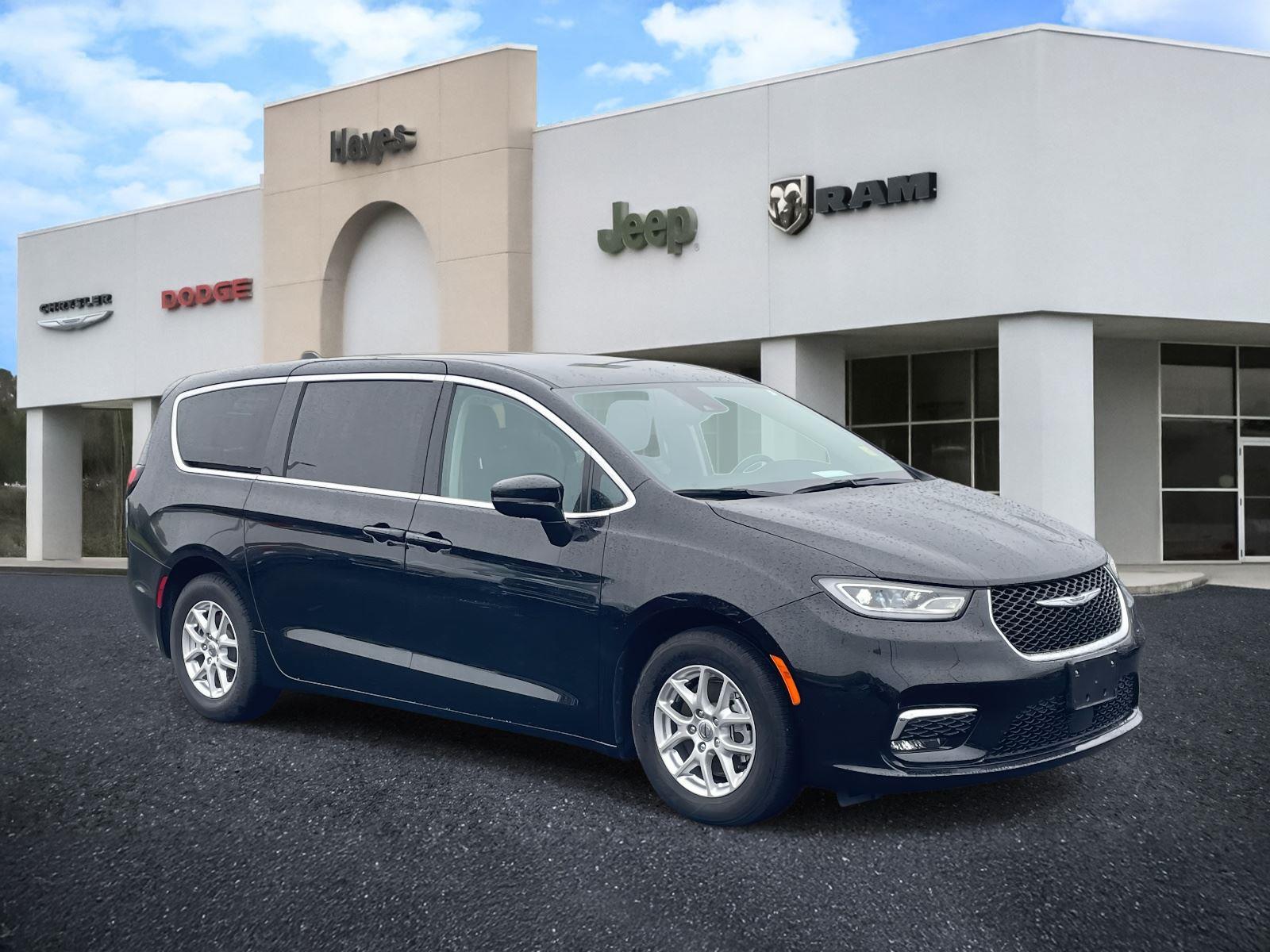 2024 Chrysler Pacifica Touring L's photo