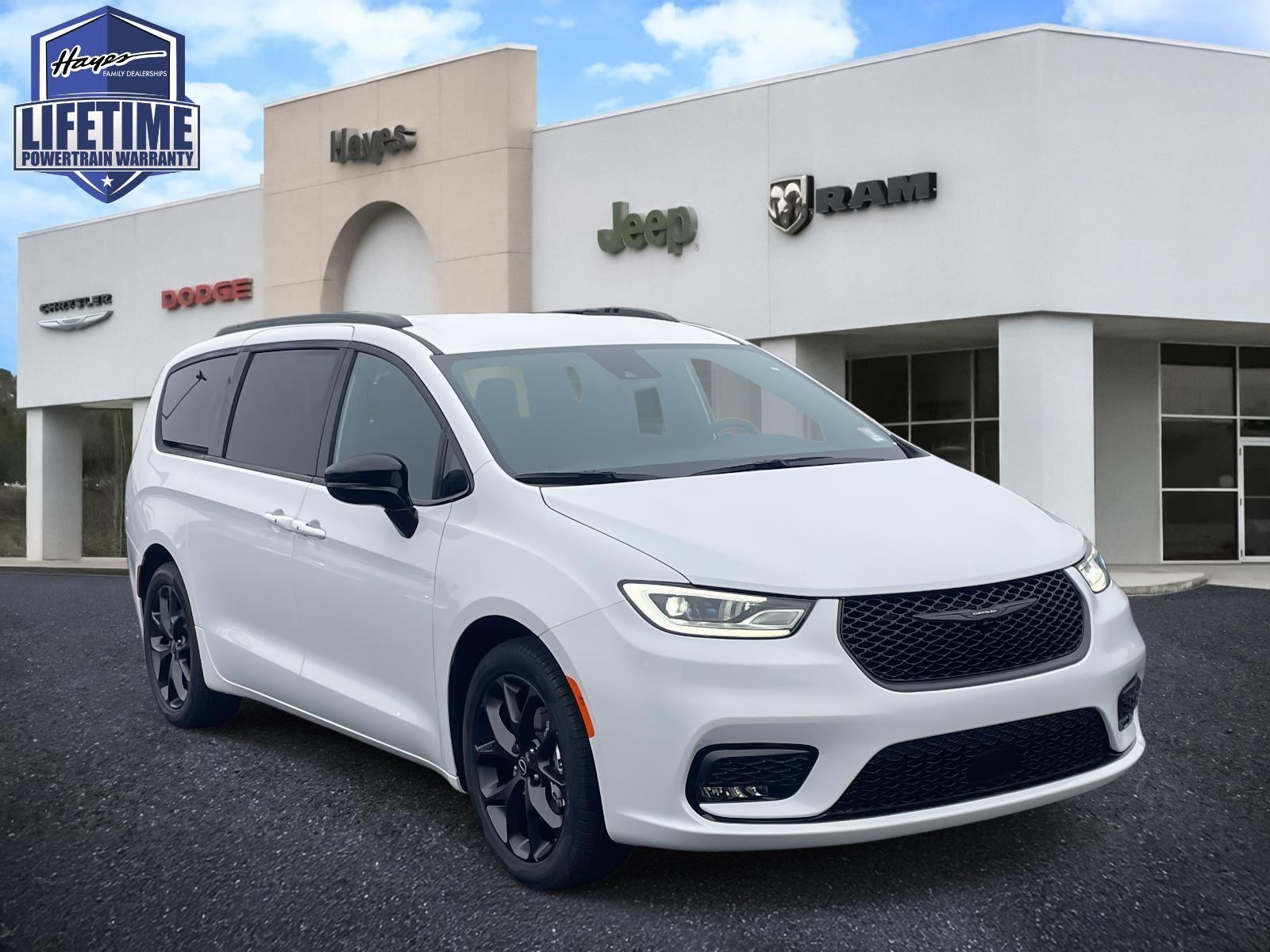 2026 Chrysler Pacifica Select's photo