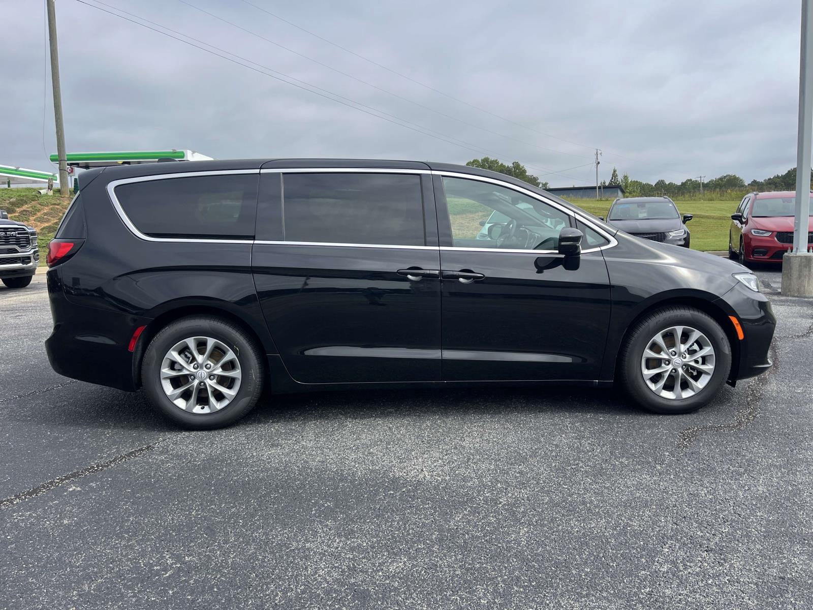New 2026 Chrysler Pacifica Limited Passenger Van