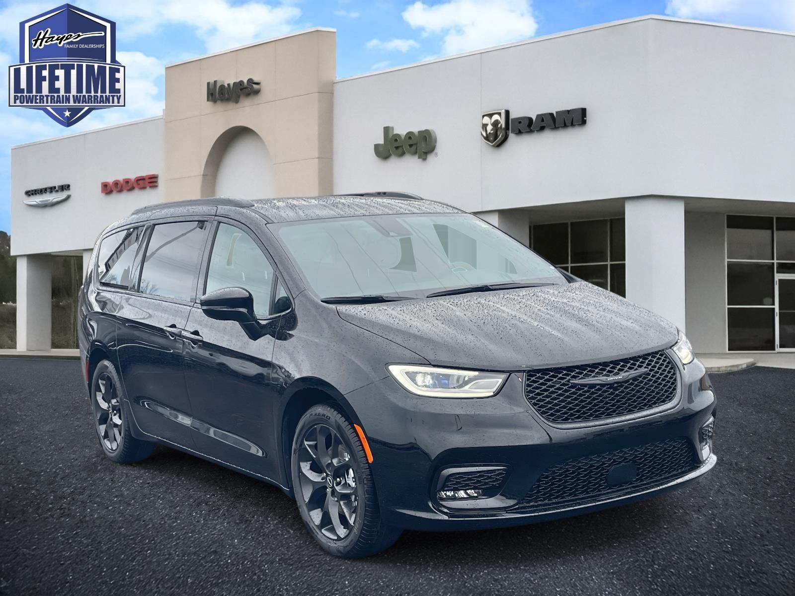 2026 Chrysler Pacifica Select's photo