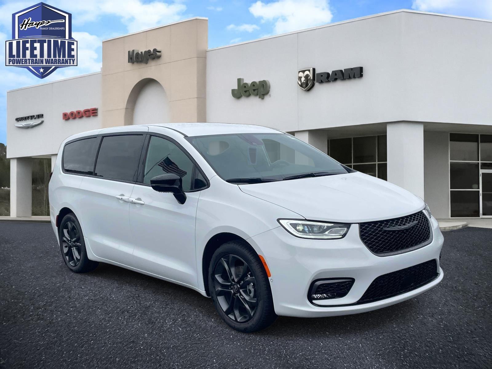 2026 Chrysler Pacifica Select's photo