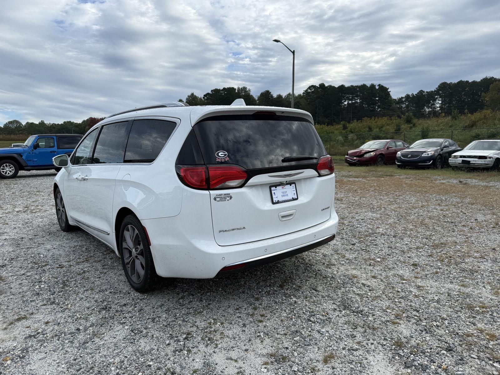 2020 Chrysler Pacifica Limited photo 3