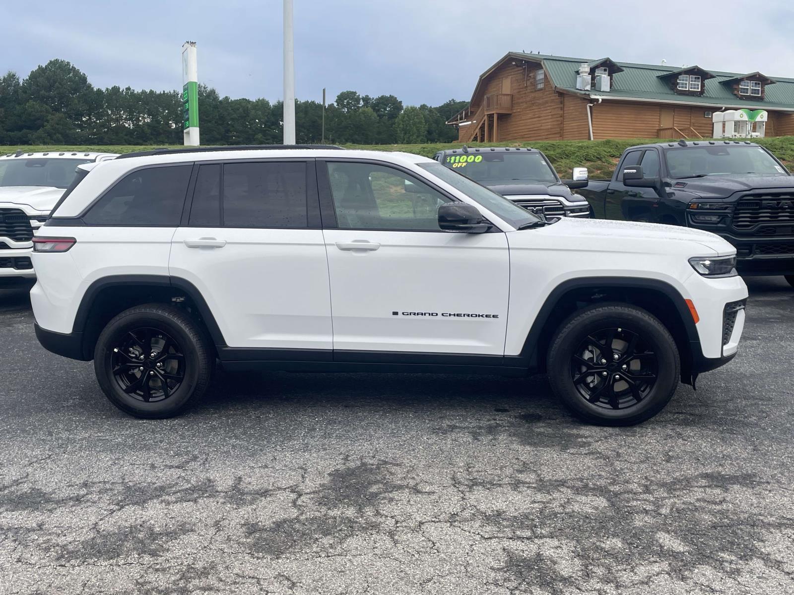 New 2026 Jeep Grand Cherokee Laredo Altitude Sport Utility