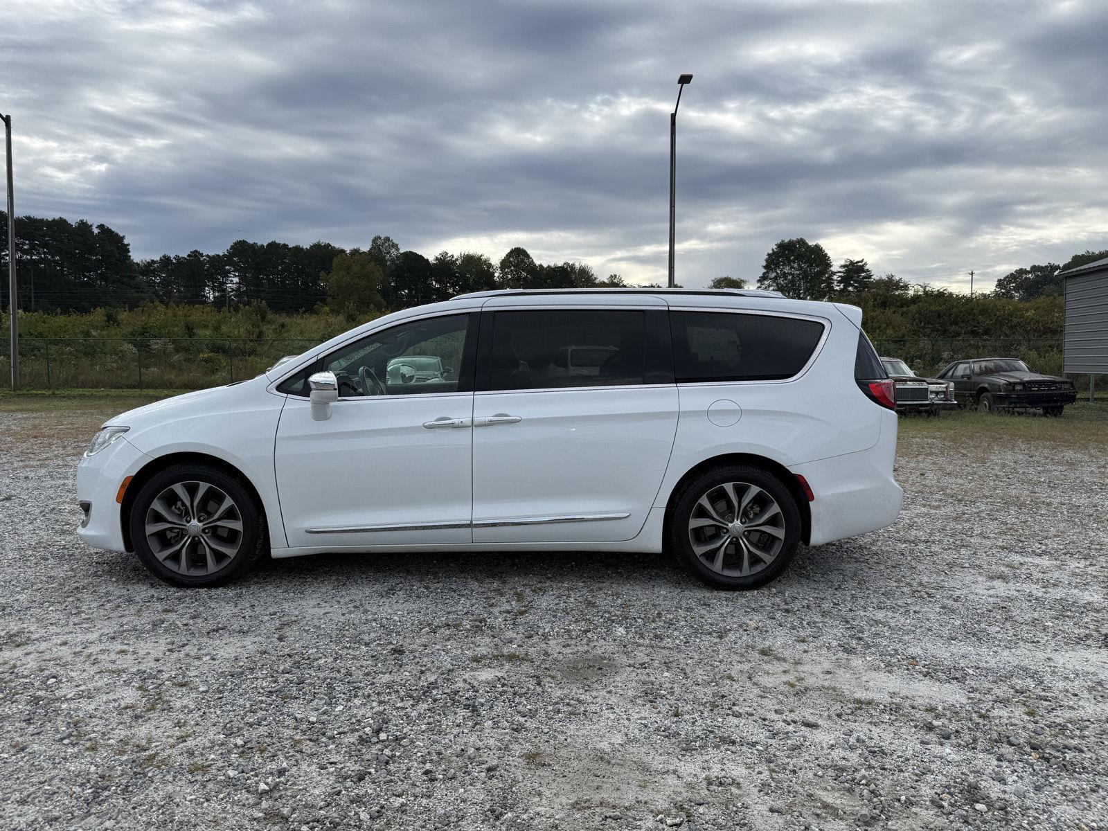 2020 Chrysler Pacifica Limited photo 2