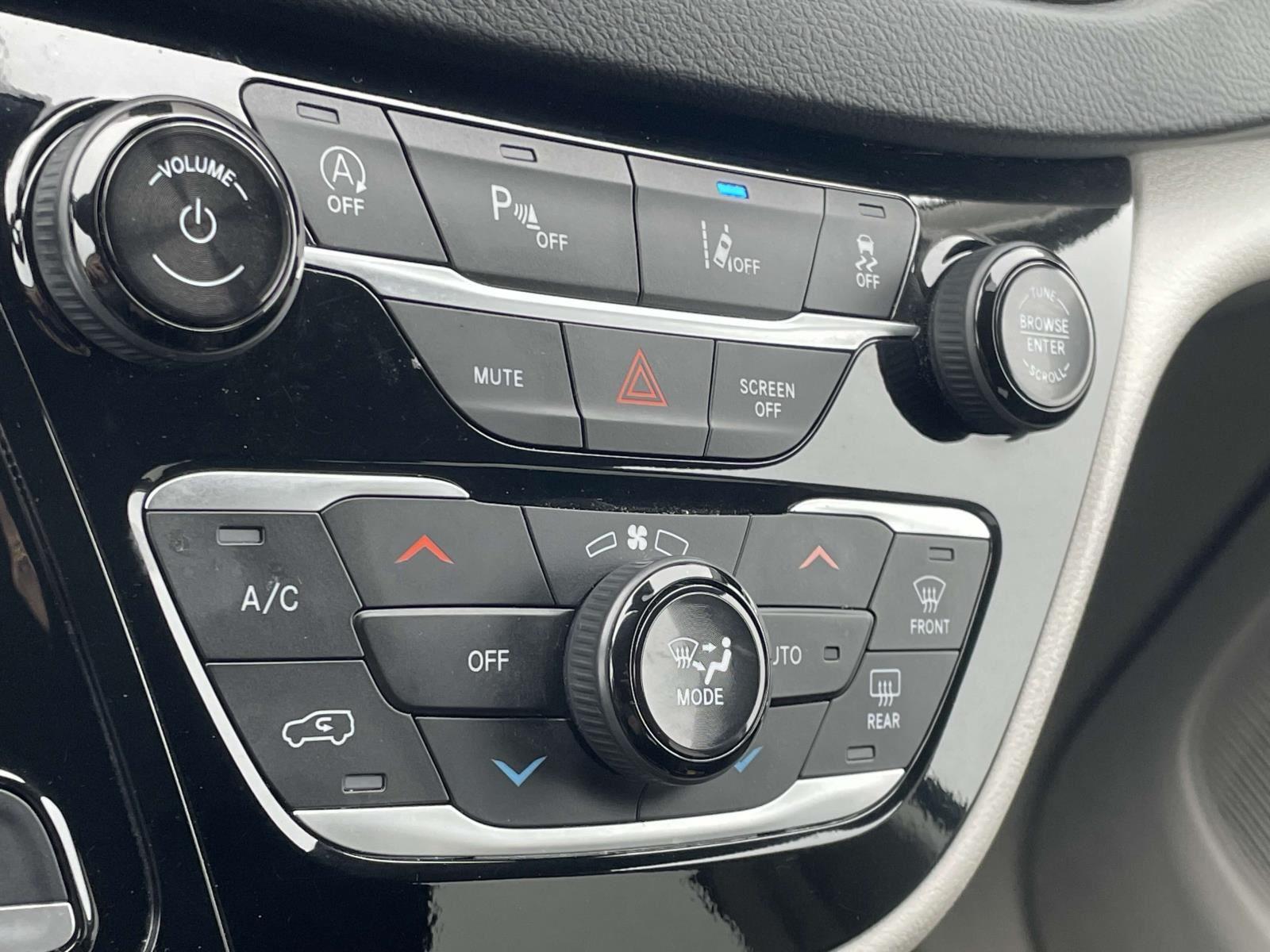 2024 Chrysler Pacifica Touring L photo 4