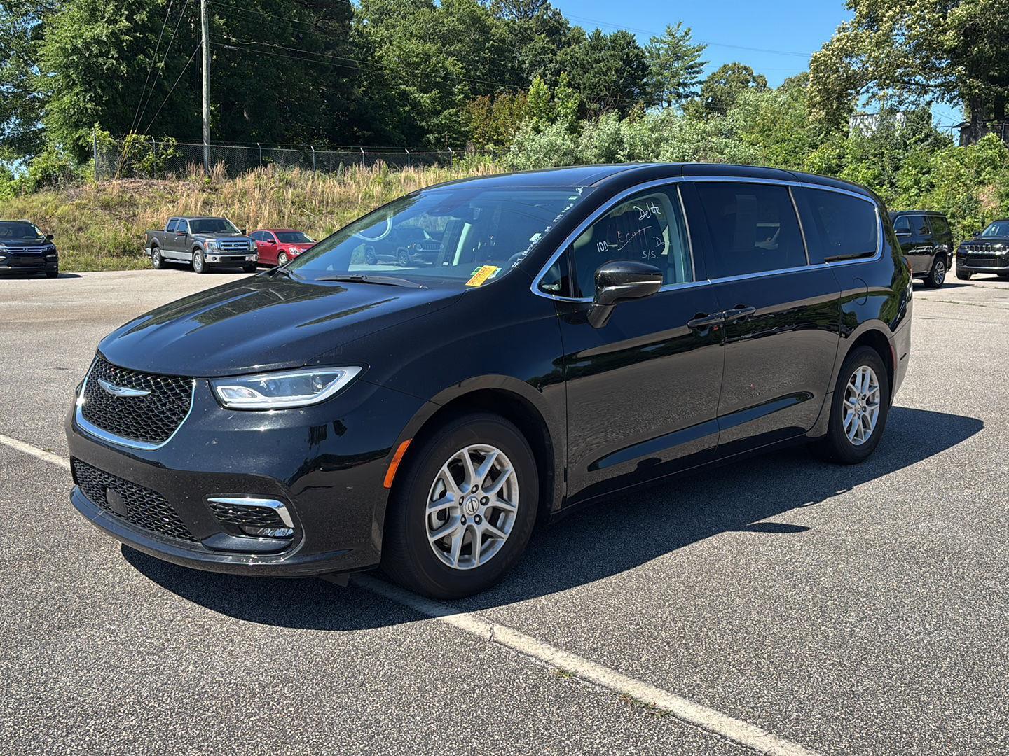 2024 Chrysler Pacifica Touring L's photo