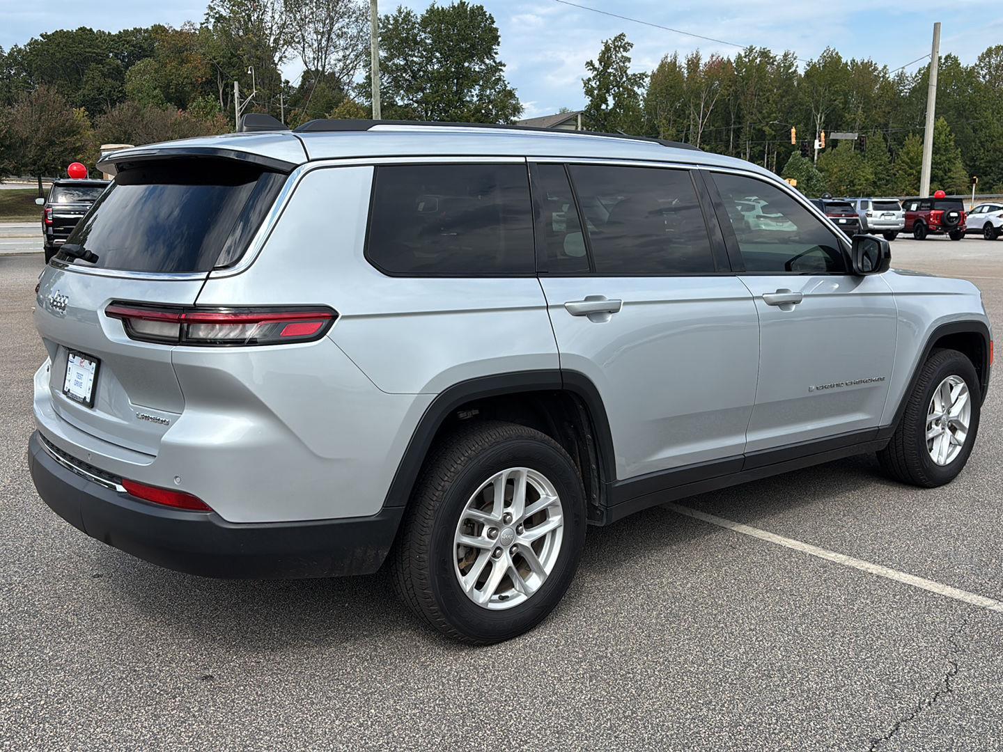 2021 Jeep Grand Cherokee Laredo photo 2
