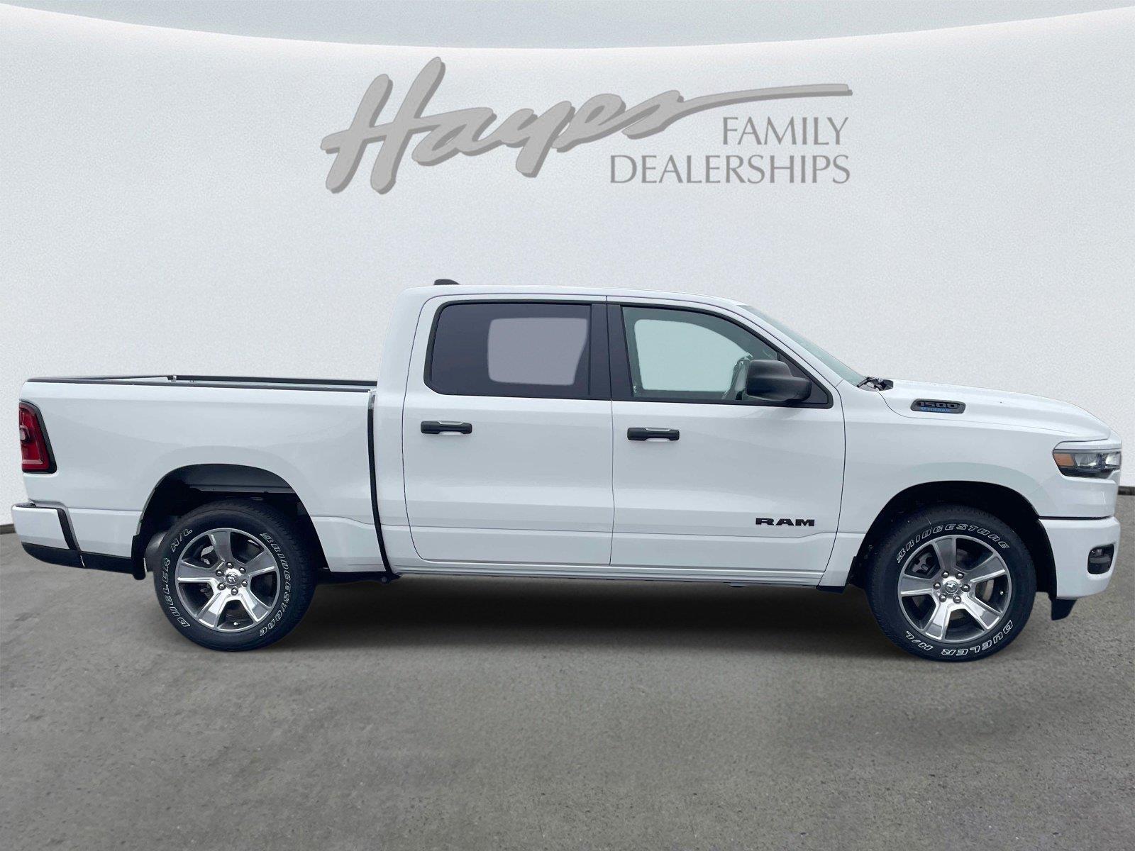 New 2026 Ram 1500 EXPRESS CREW CAB 4X2 5'7 BOX Pickup
