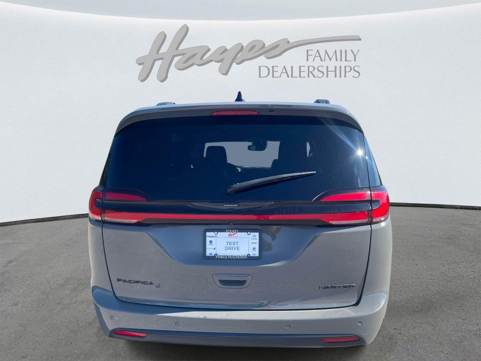 Used 2025 Chrysler Pacifica Limited Van