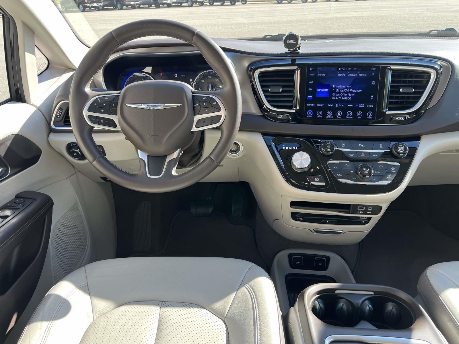 2017 Chrysler Pacifica Touring Plus photo 3