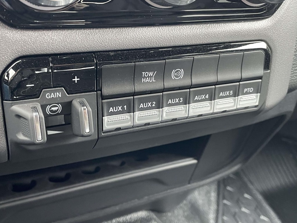 New 2026 Ram 3500 Chassis Cab BIG HORN CREW 4X4 60' CA Pickup