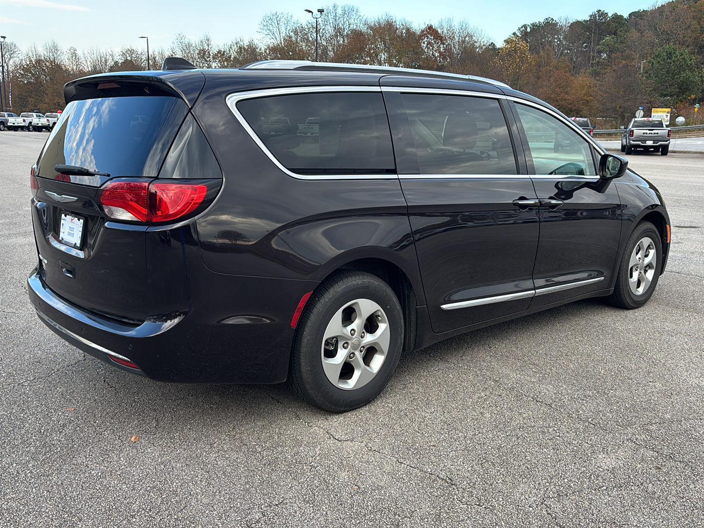 2017 Chrysler Pacifica Touring Plus photo 3