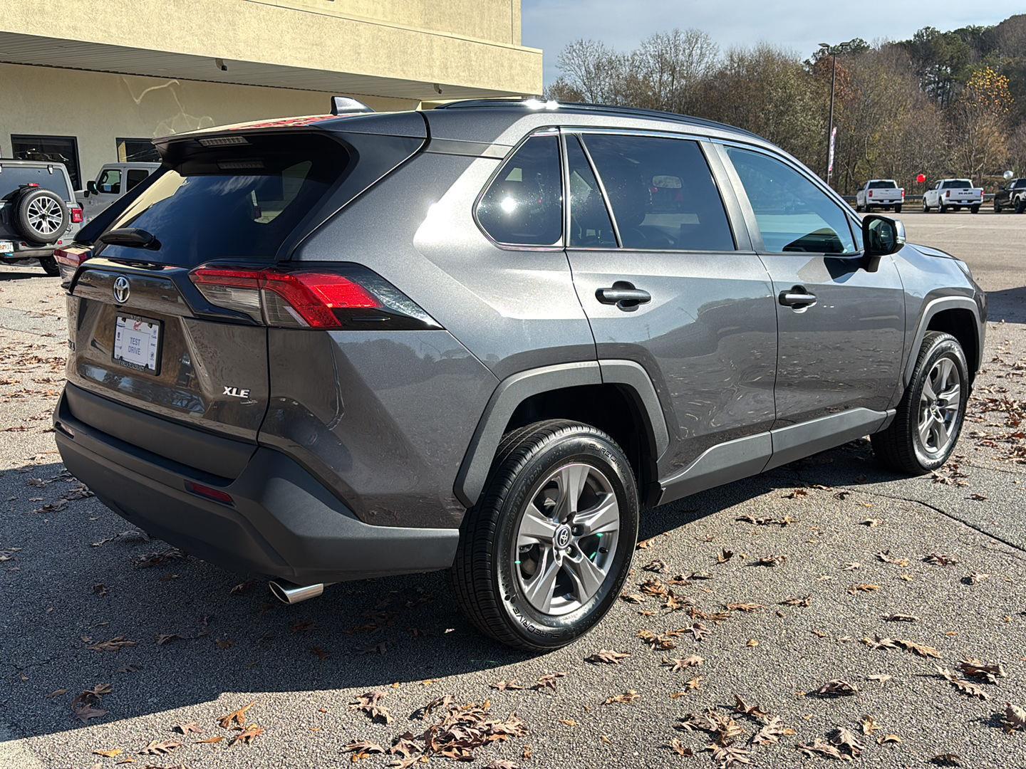 2024 Toyota RAV4 XLE photo 3
