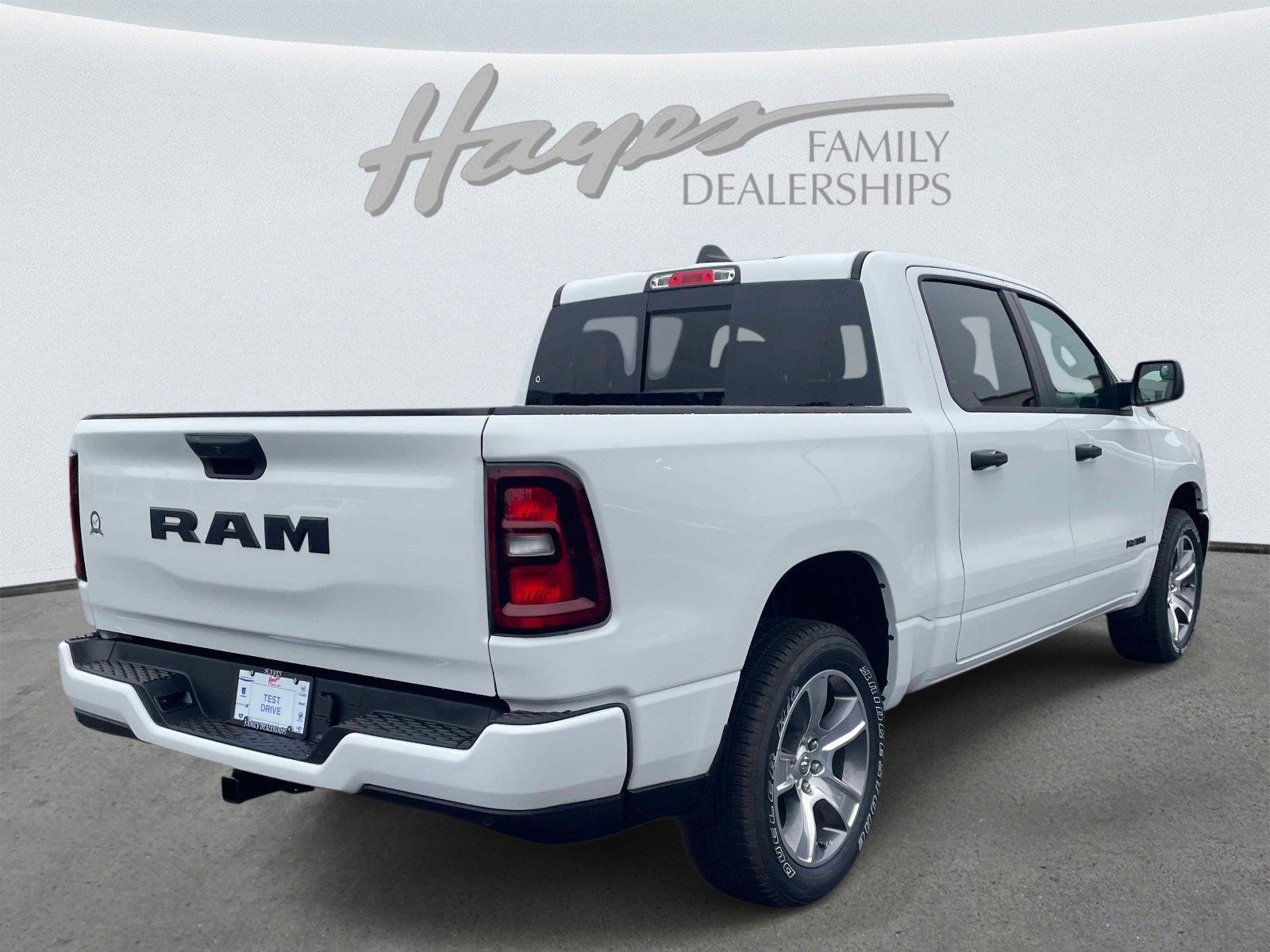 New 2026 Ram 1500 EXPRESS CREW CAB 4X2 5'7 BOX Pickup