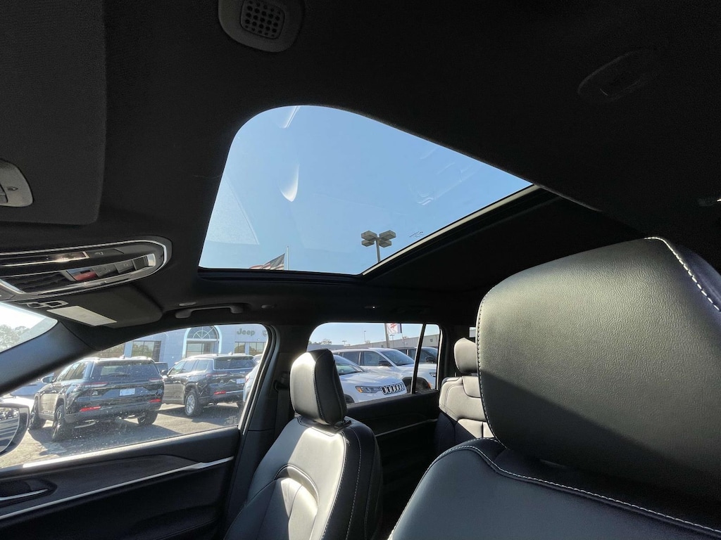 New 2025 Jeep Grand Cherokee L LIMITED 4X4 Sport Utility