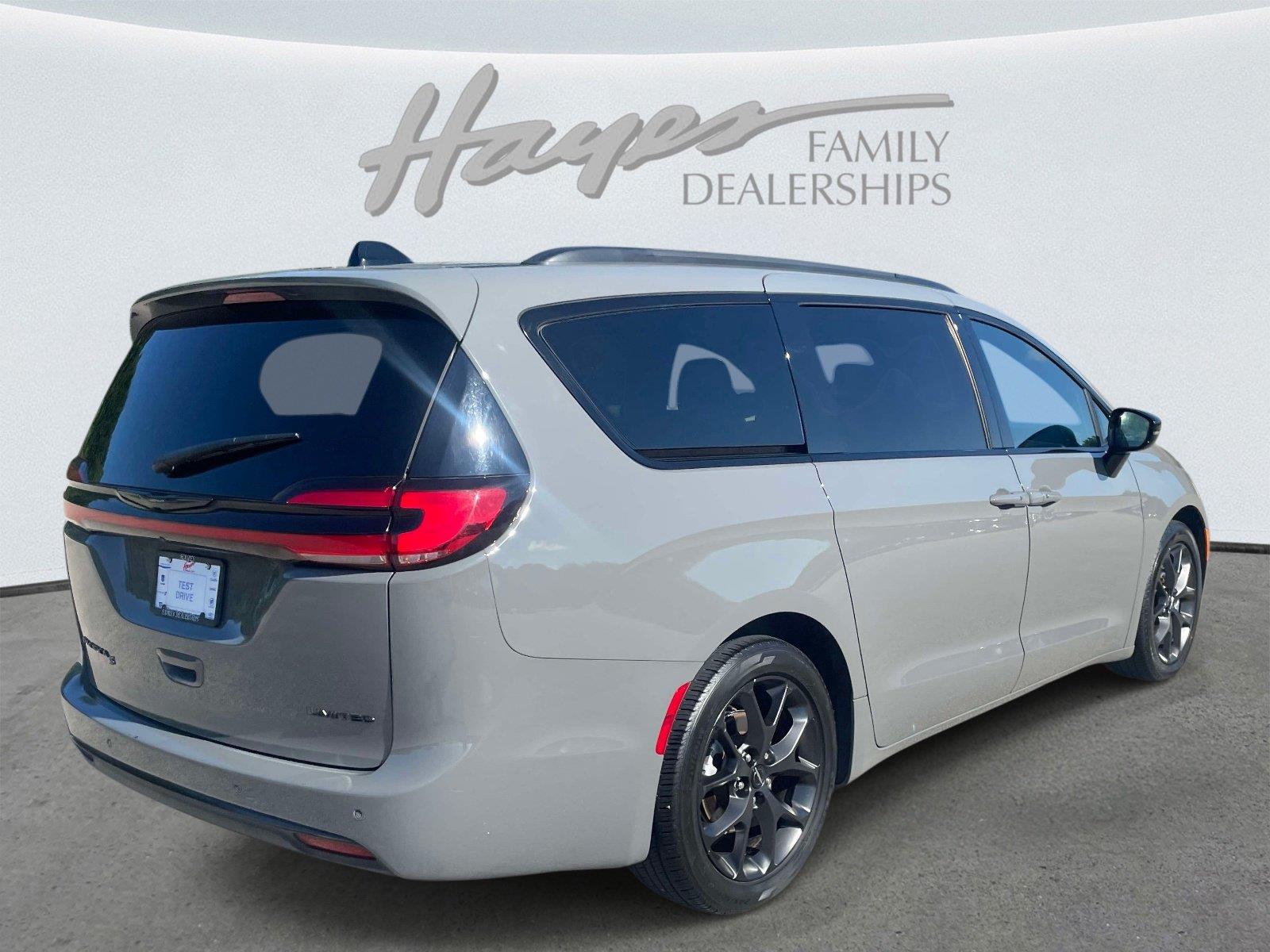 Used 2025 Chrysler Pacifica Limited Van