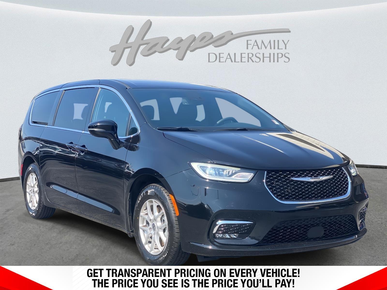 2025 Chrysler Pacifica Select's photo