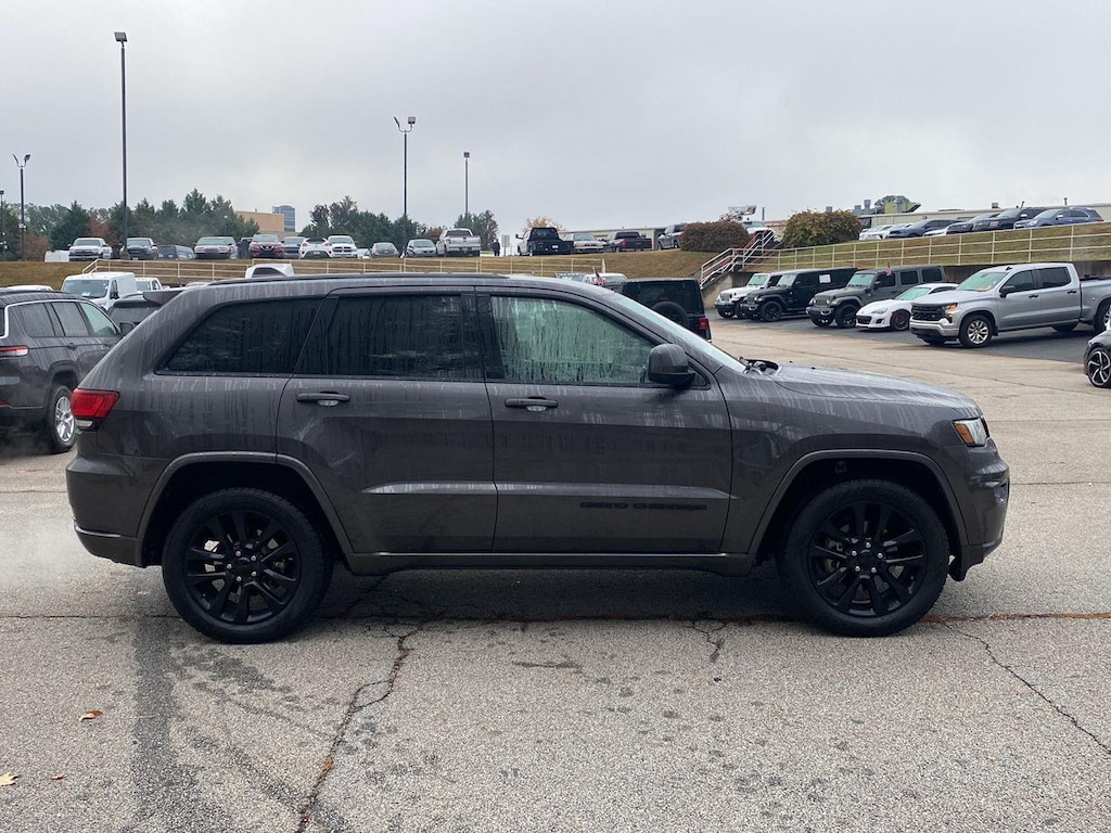 Used 2017 Jeep Grand Cherokee Altitude SUV