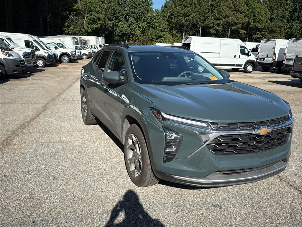 2025 Chevrolet Trax LT photo 2