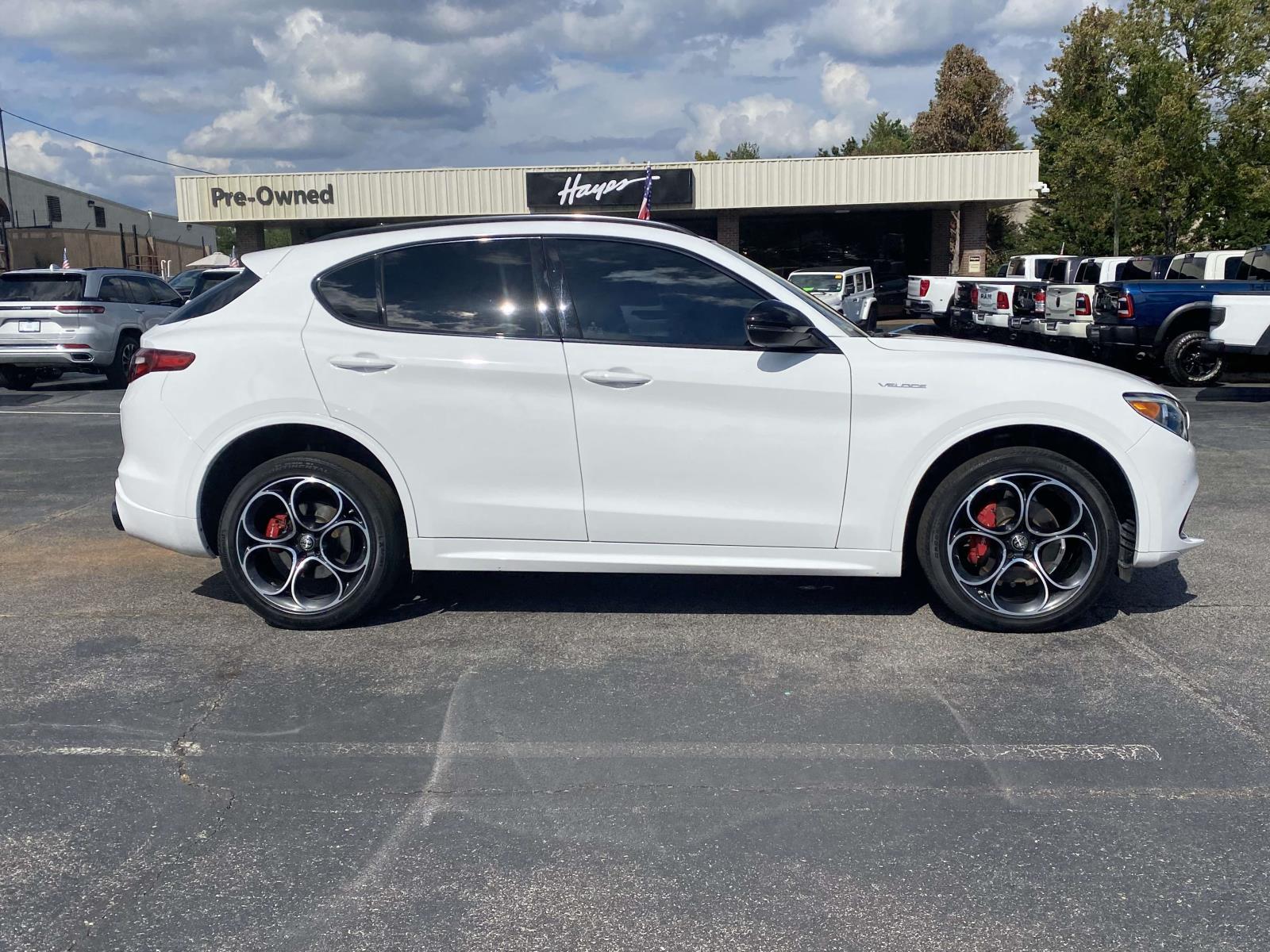 2022 Alfa Romeo Stelvio Ti Sport photo 2