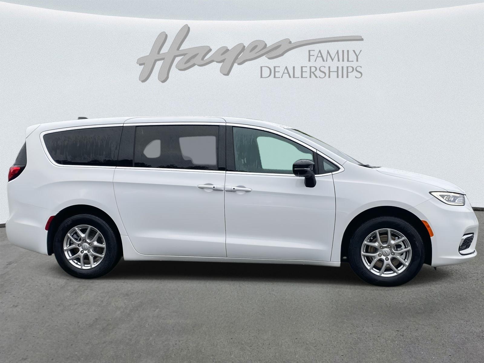 2026 Chrysler Pacifica photo 2