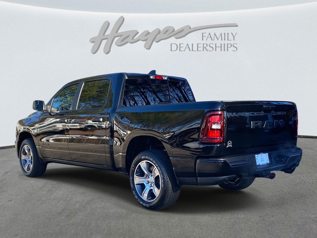 New 2026 Ram 1500 EXPRESS CREW CAB 4X2 5'7 BOX Pickup