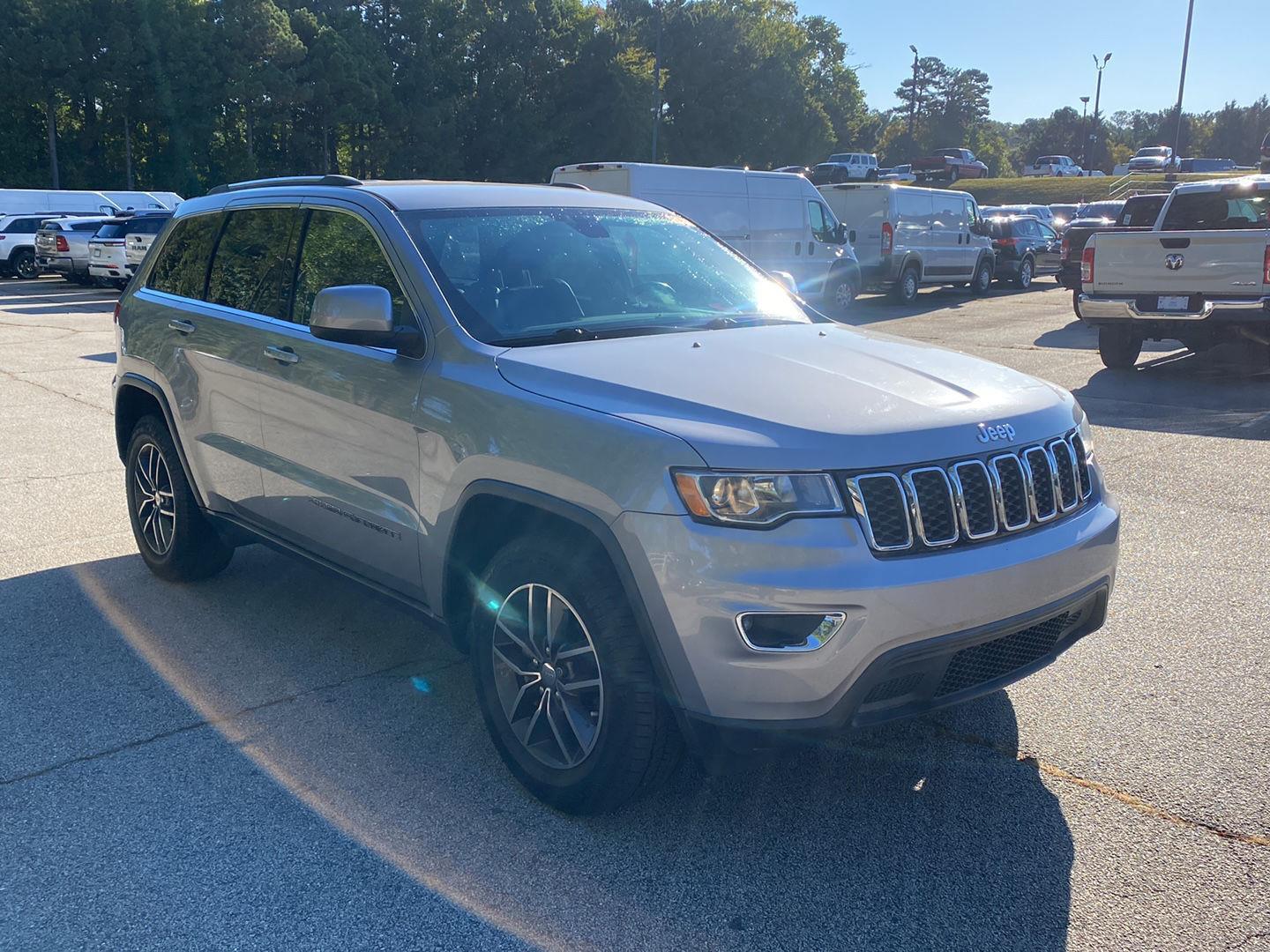 2018 Jeep Grand Cherokee Laredo E photo 2