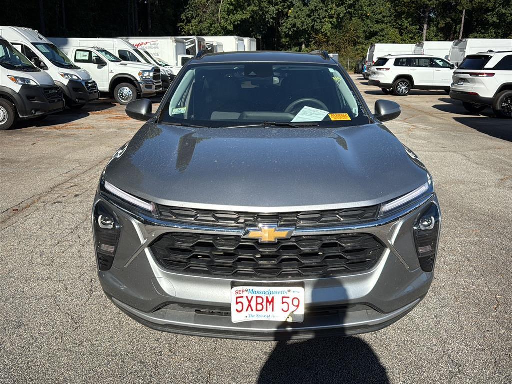 2025 Chevrolet Trax LT photo 3