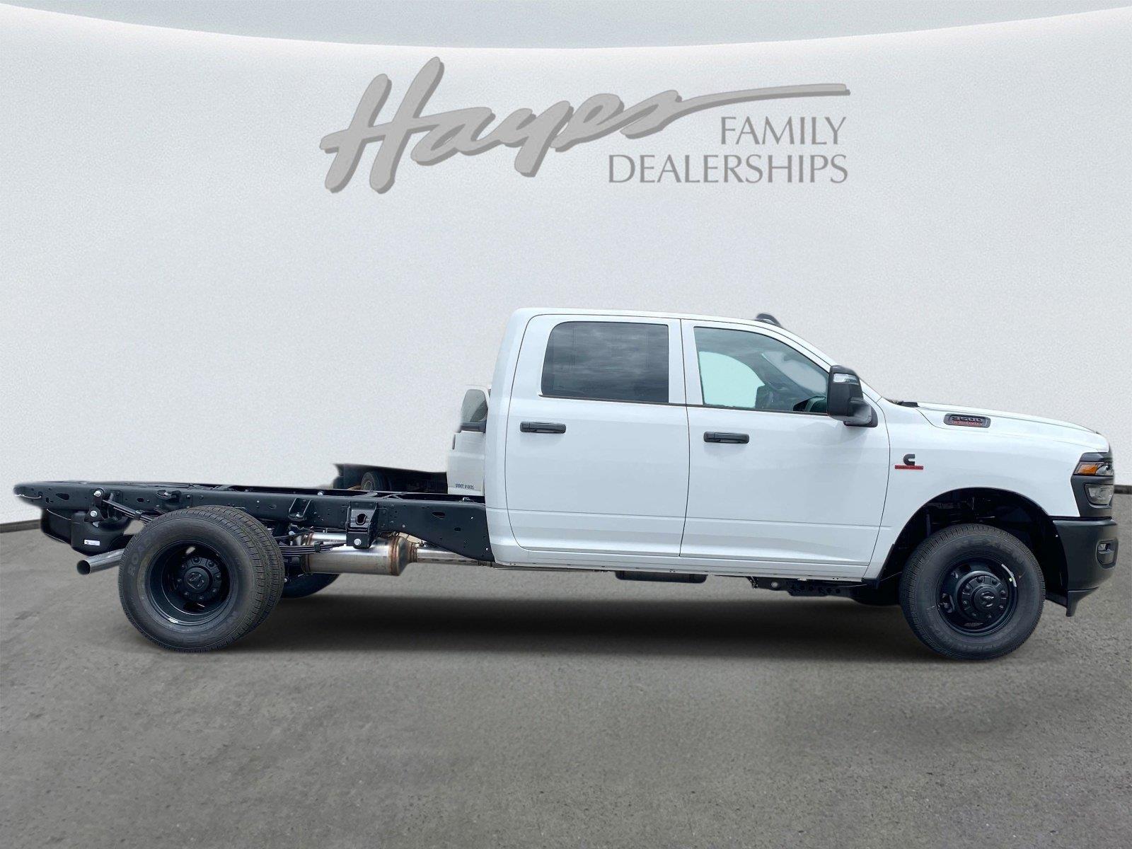 New 2026 Ram 3500 Chassis Cab TRADESMAN CREW 4X4 60' CA Pickup