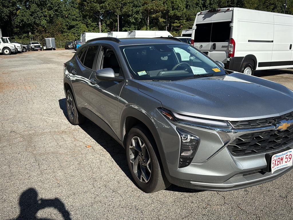 2025 Chevrolet Trax LT photo 2