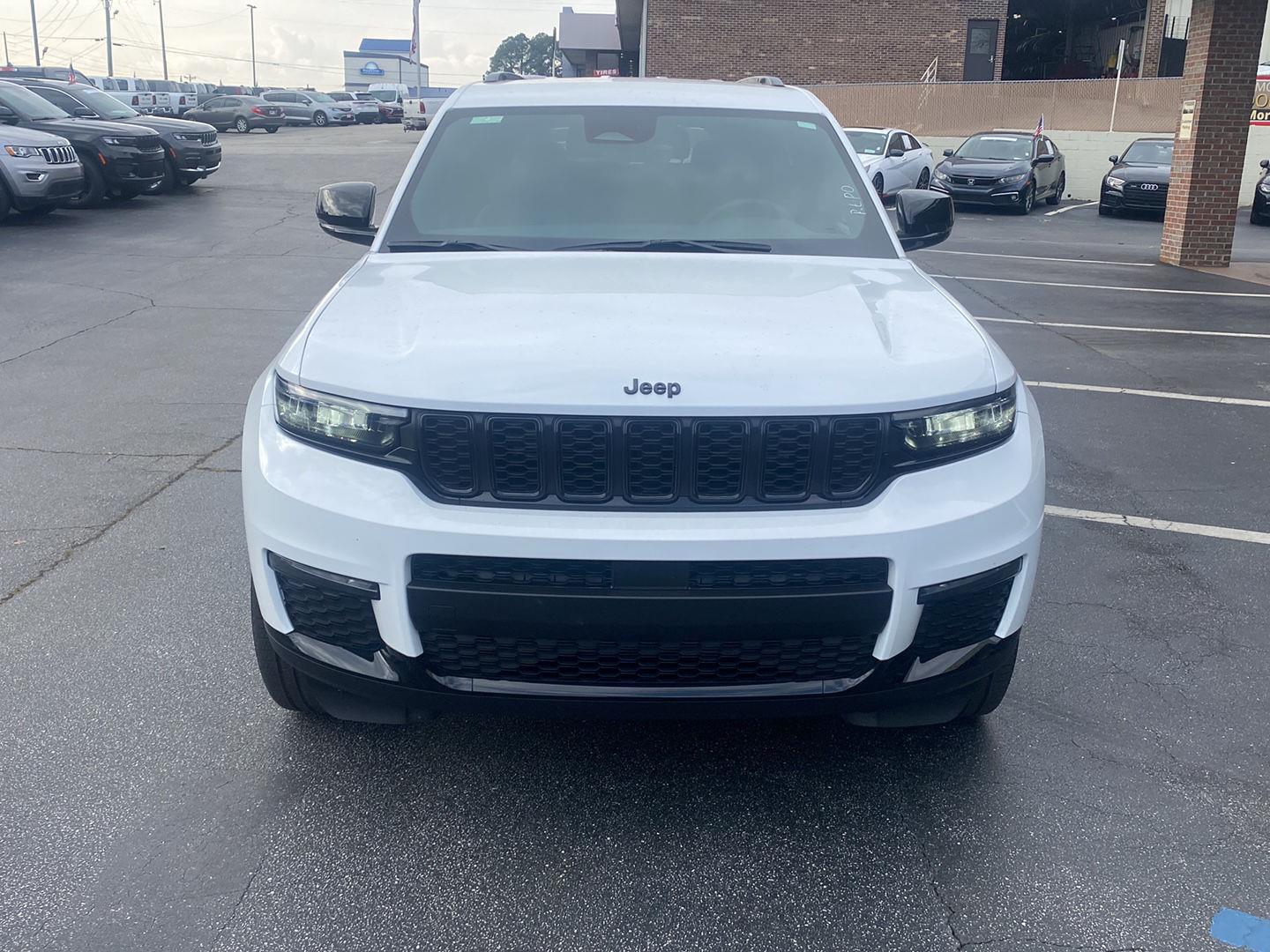 2025 Jeep Grand Cherokee Limited photo 3