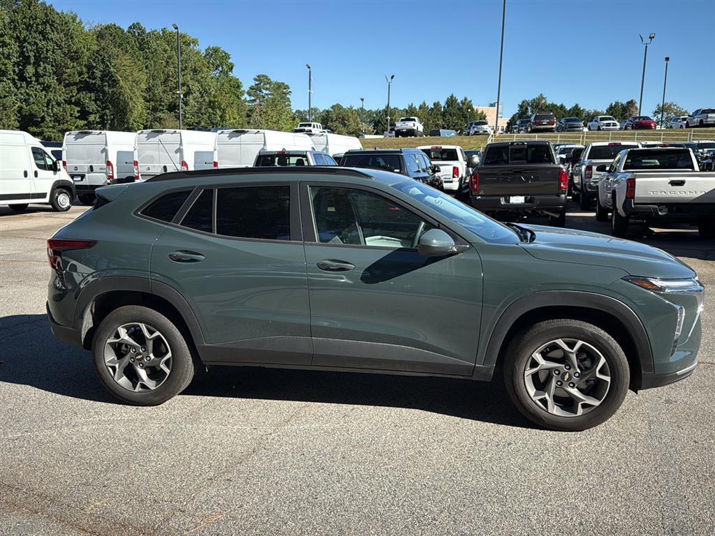 2025 Chevrolet Trax LT photo 4
