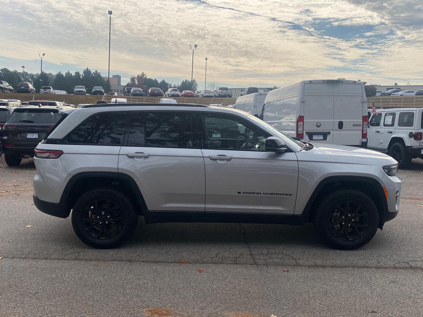 2024 Jeep Grand Cherokee Altitude photo 3