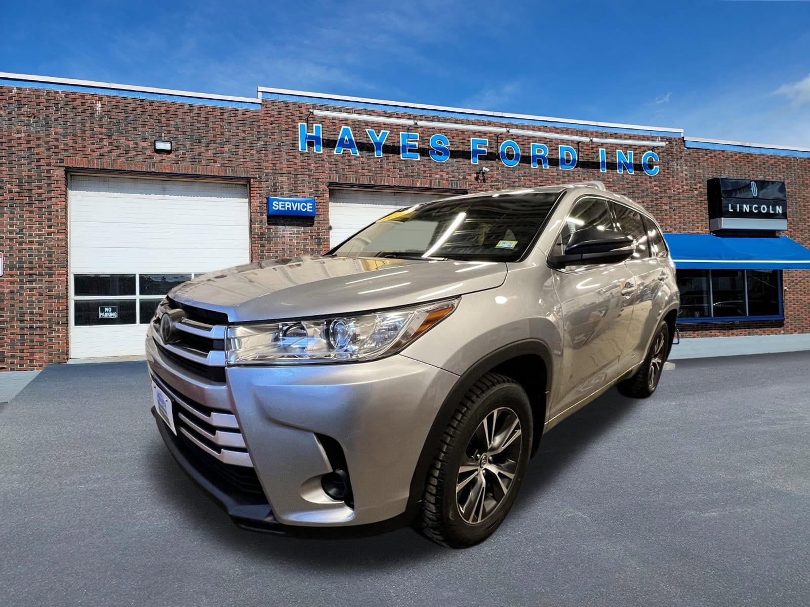 Used 2017 Toyota Highlander LE with VIN 5TDBZRFH7HS359970 for sale in Newport, VT