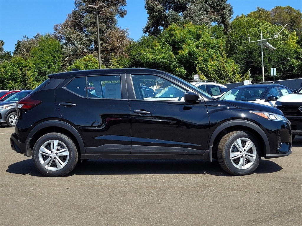 2025 Nissan Kicks Play S photo 2