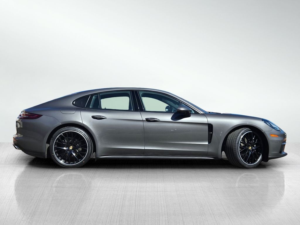 2018 Porsche Panamera 4 photo 2