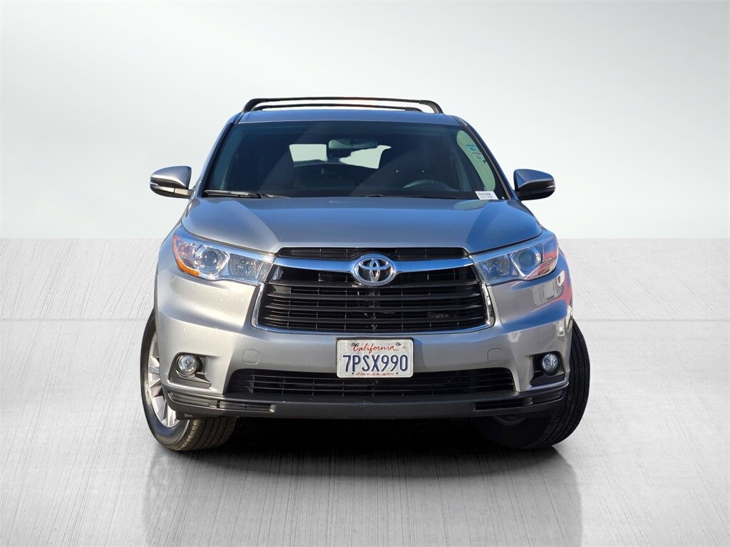 2015 Toyota Highlander LE photo 2