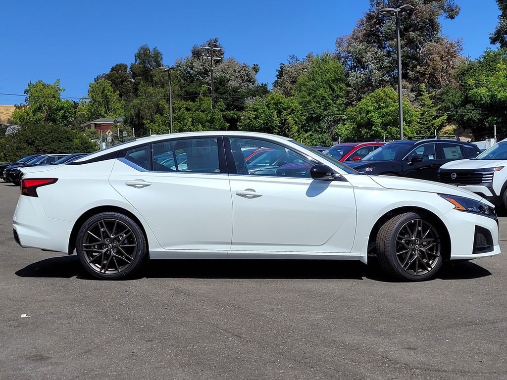 2025 Nissan Altima SR - Photo 2