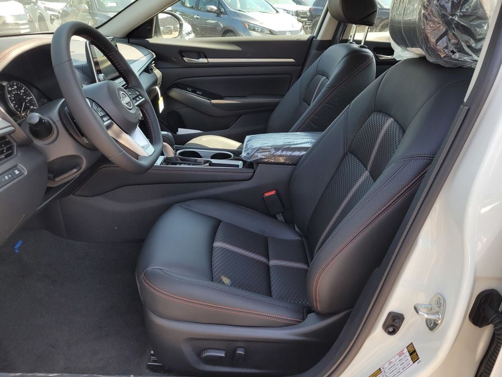 2025 Nissan Altima SR - Photo 6