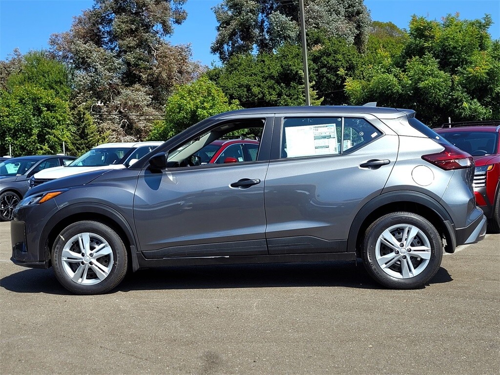 2025 Nissan Kicks Play S photo 2