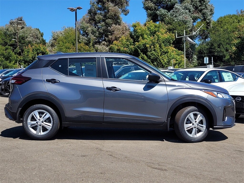 2025 Nissan Kicks Play S photo 2