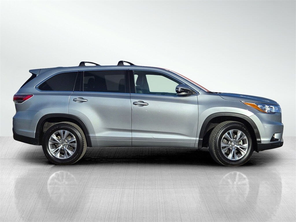2015 Toyota Highlander LE photo 3