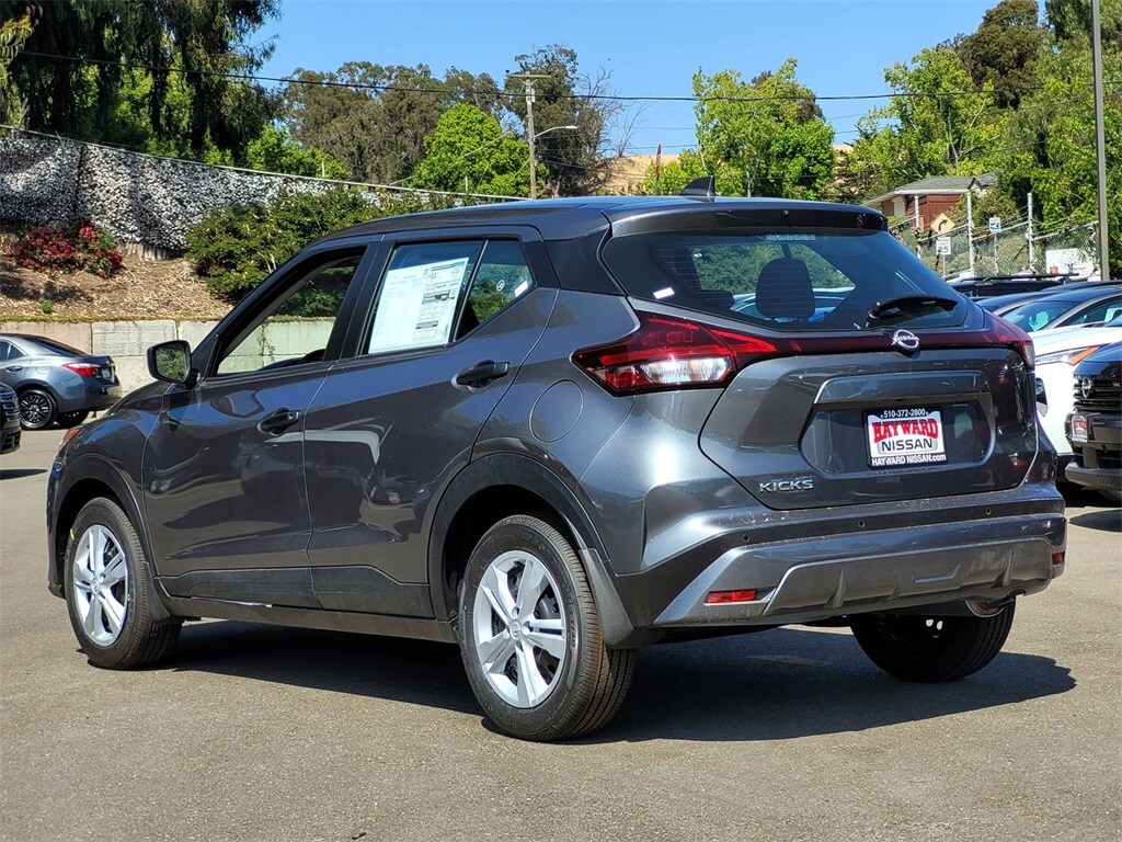 2025 Nissan Kicks Play S photo 3