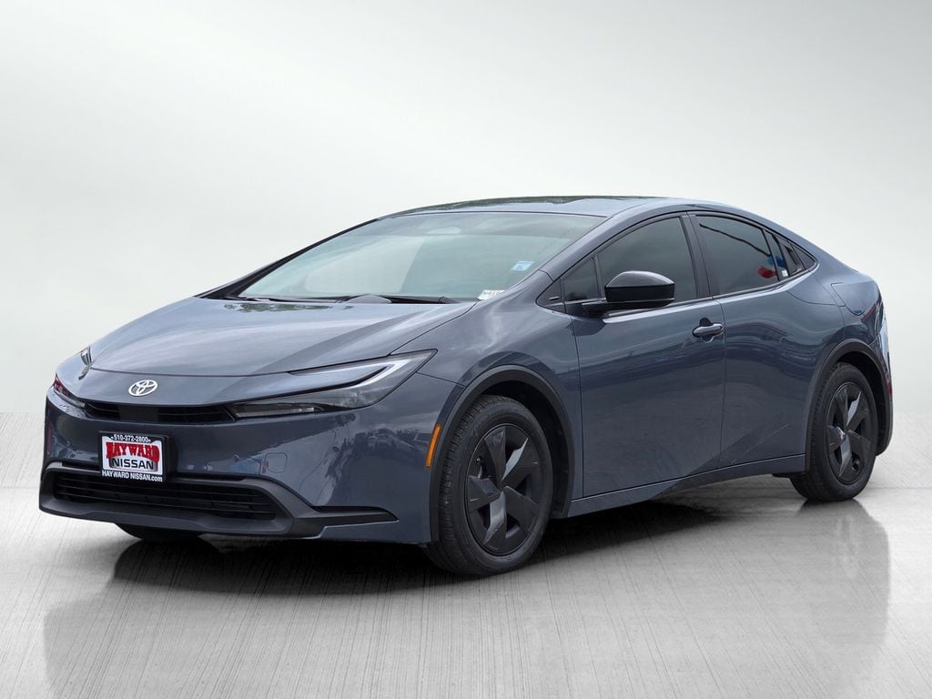 2024 Toyota Prius LE photo 3
