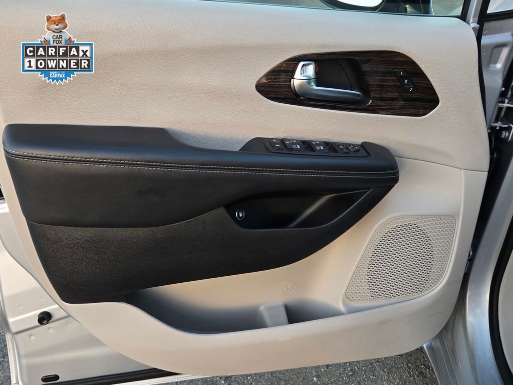 2023 Chrysler Pacifica Hybrid Limited - Photo 11