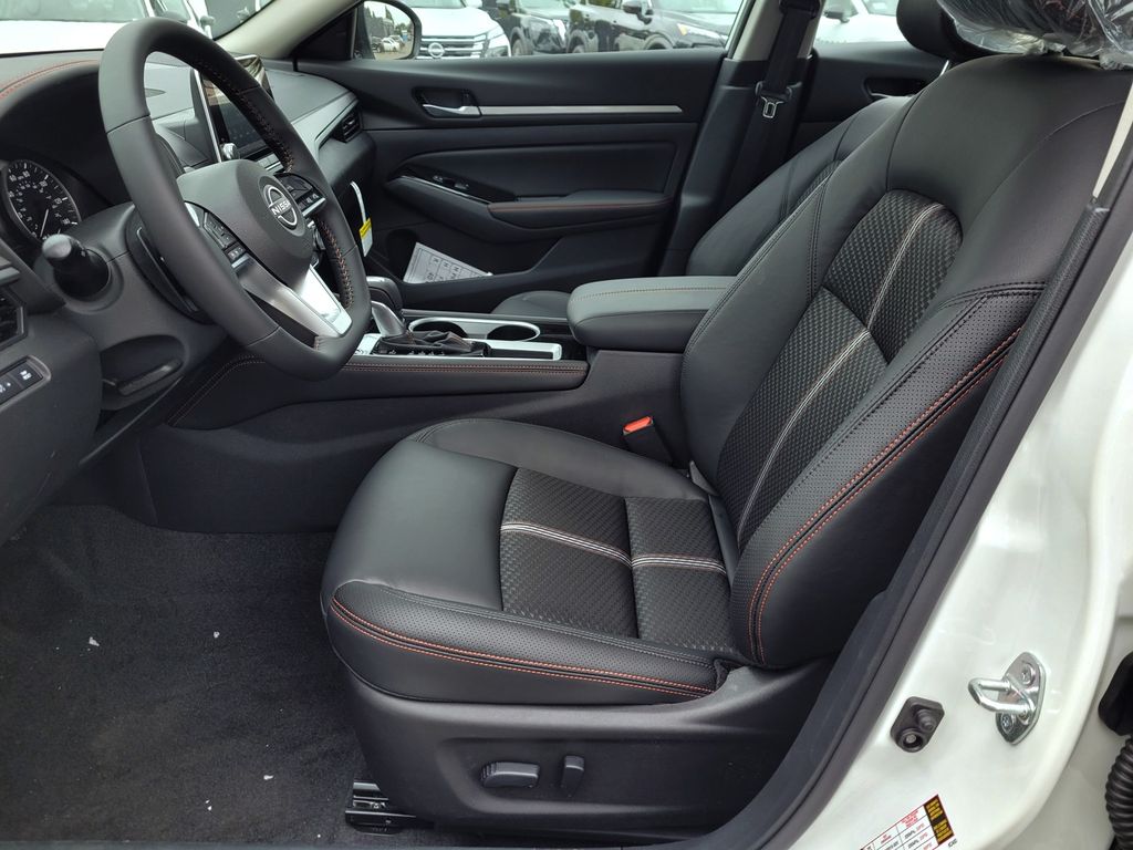 2025 Nissan Altima SR - Photo 6