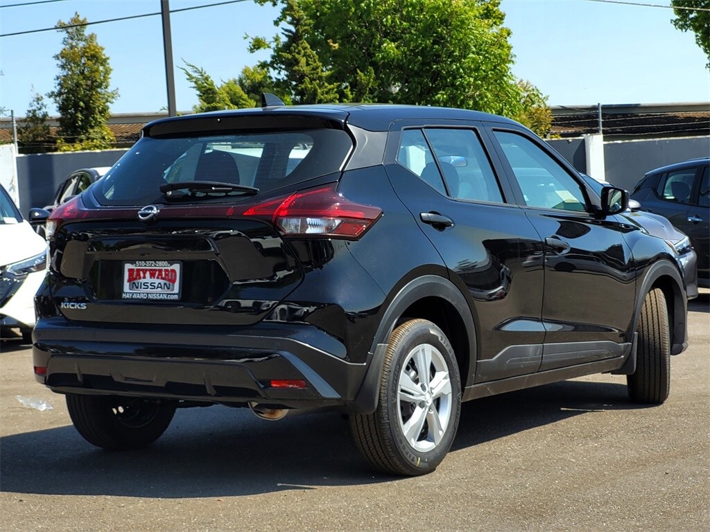 2025 Nissan Kicks Play S photo 3