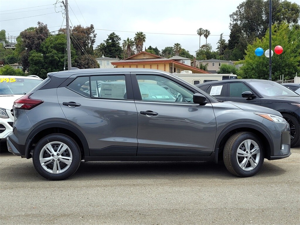 2025 Nissan Kicks Play S photo 2