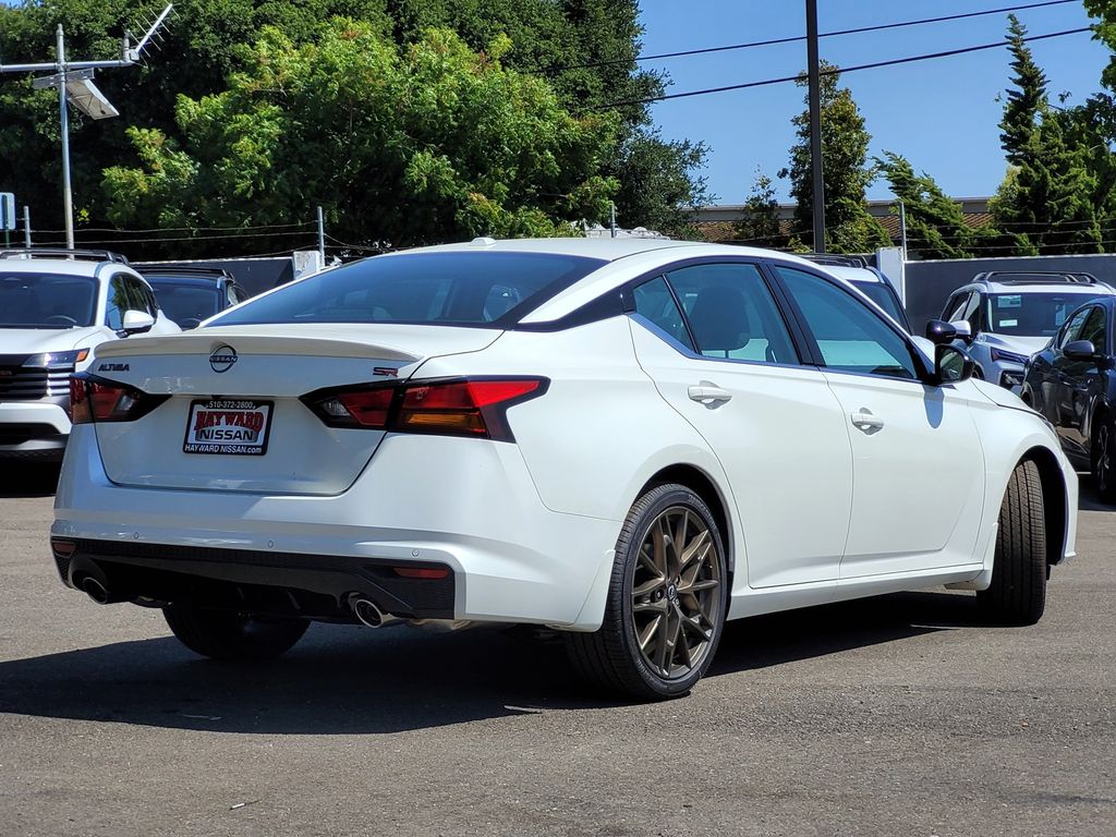 2025 Nissan Altima SR - Photo 3