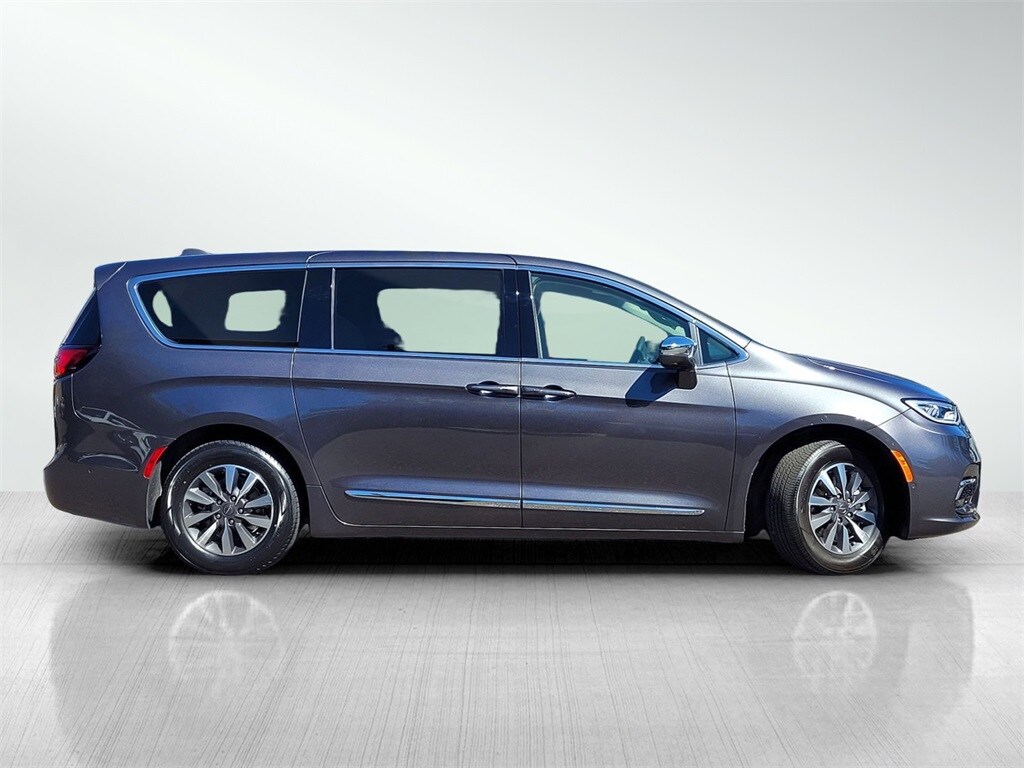 2022 Chrysler Pacifica Hybrid Limited photo 3